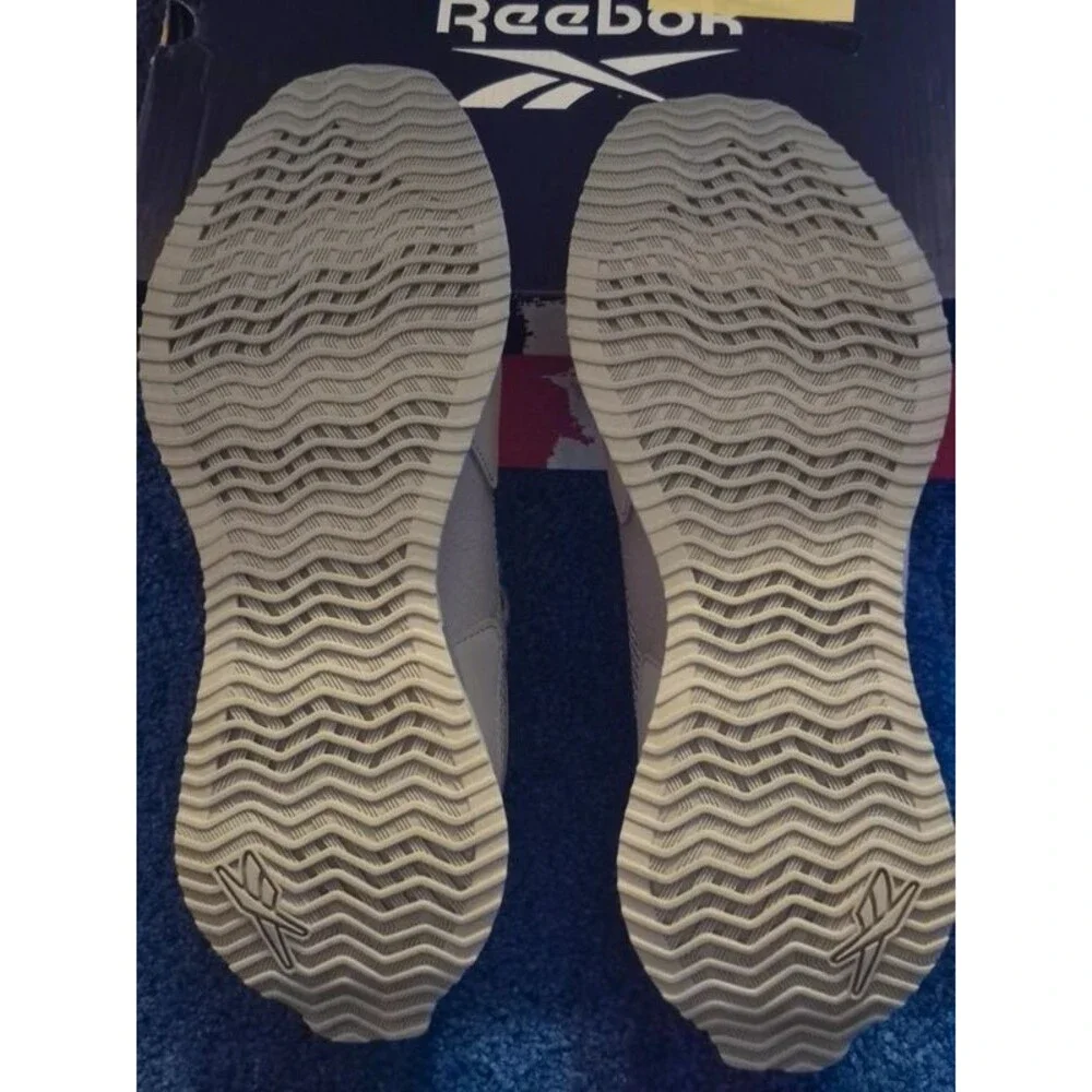 LIGHT Grey Women's  Reebok  Zig Dynamica Sneakers. Size 9